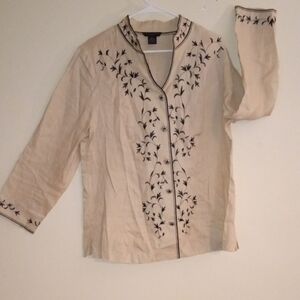 Anne Carson Woman Linen Top in Cream with Black Label